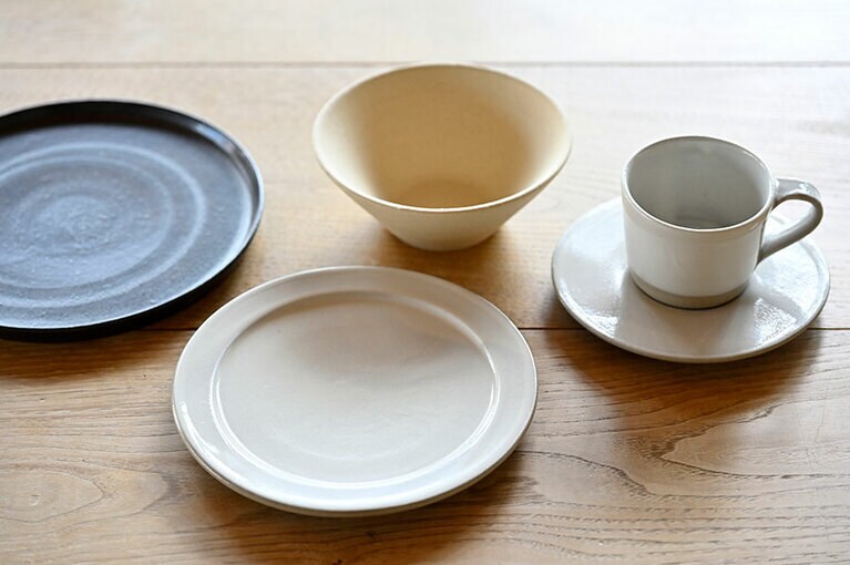 左から、石州瓦陶器「亀谷窯業×マスコス」プレート (黒) 5,280円、ボウル 3,850円、石見焼「宮内窯×マスコス」プレート (白) 2,750円、カップ＆ソーサー 3,850円。