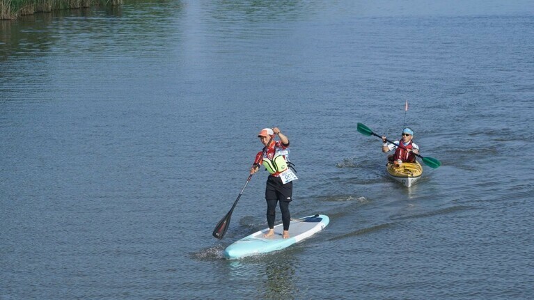 SUP（スタンドアップパドルボード）の参加者も。長野・木崎湖で漕いだSUPは、とても気持ちよかった。（提供写真）