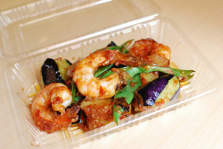 「海老と野菜のサンバル」700円。辛みとコクのあるサンバル炒めはビールに合う！