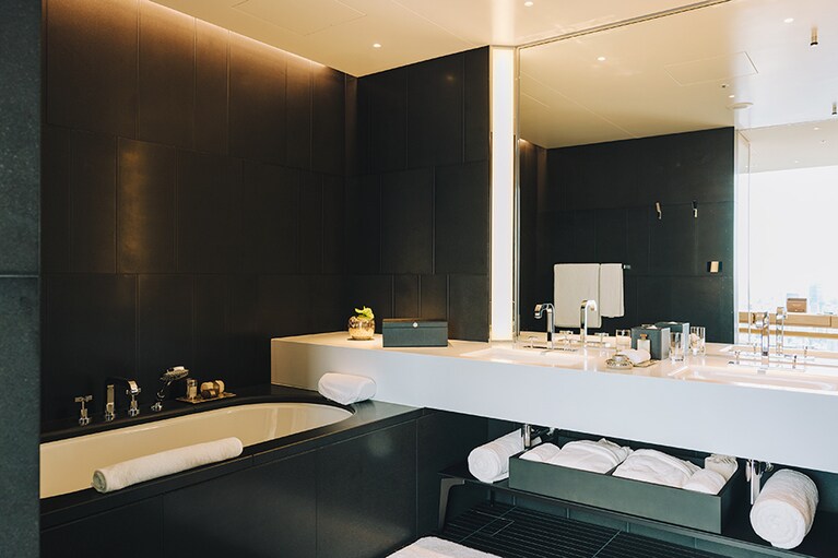 “デラックススイート”のバスルーム。黒花崗岩が光沢を放つ。