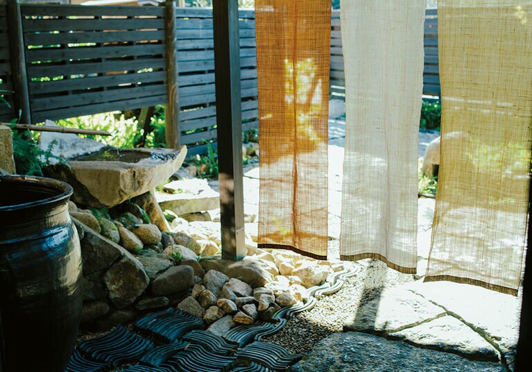麻暖簾を透かす眩い光が美しい。