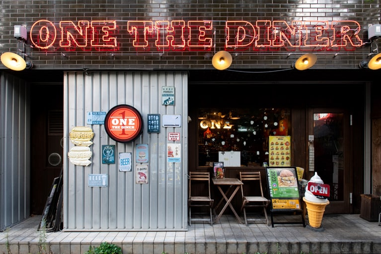 赤く輝くネオン看板が道ゆく人の目を惹きます。