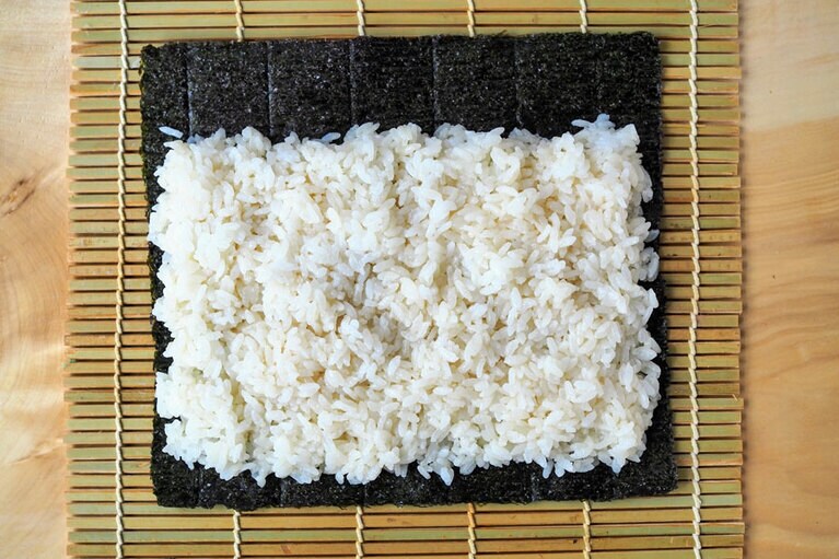 巻きすに全型の海苔をおく