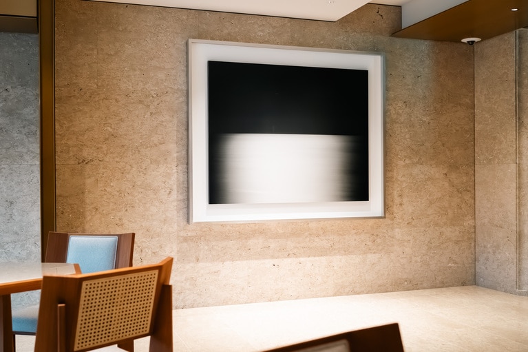 宿泊者ラウンジには、杉本博司氏の「海景」シリーズが静かに佇む。