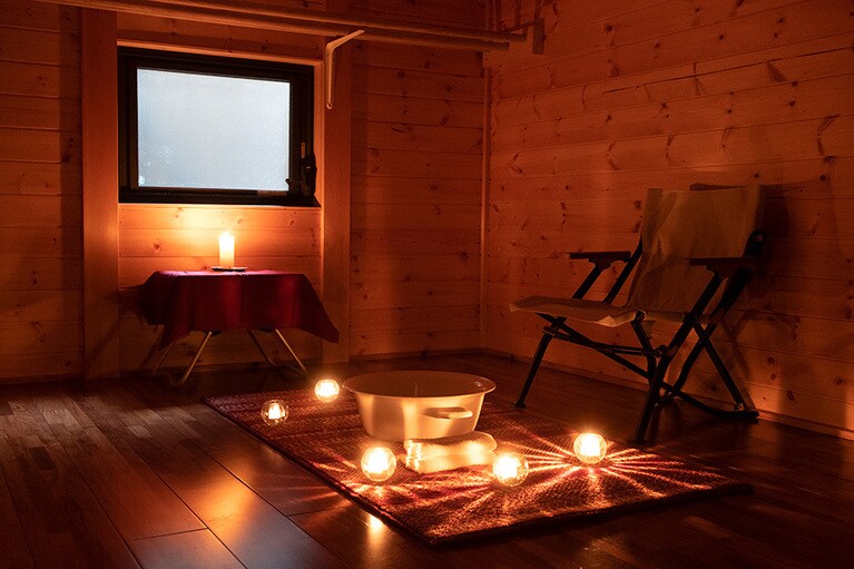 「東洋館」に到着したら足湯のセットが。疲れた身体に嬉しいはからいだ。