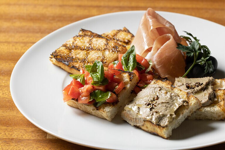 ウンブリア州「ブルスケッテ ミステ ウンブレ ～レバーパテ、トマト、生ハム～」2,310円(税込・サ別)。