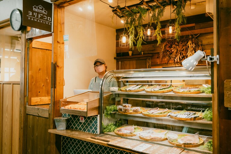 真空パックされた干物もあり、手土産やギフトにも人気。