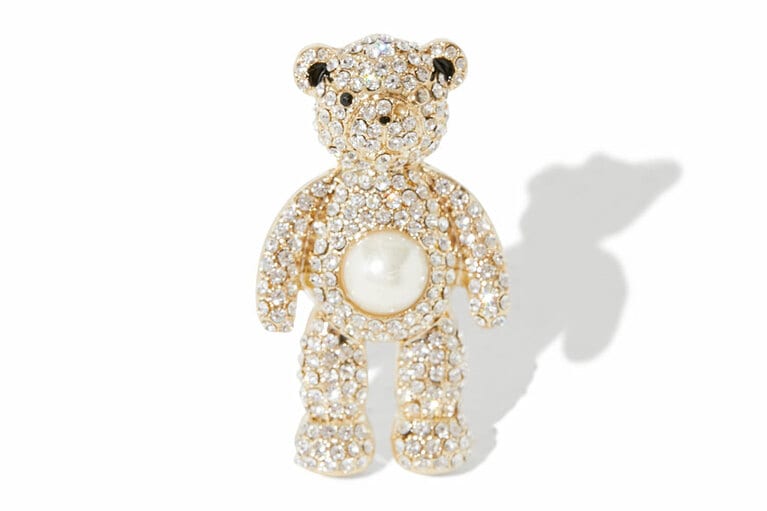 コートの胸元に付けて連れ歩きたい、きらきらブローチ。BROOCH 14,000円／マックスマーラ(マックスマーラ ジャパン)