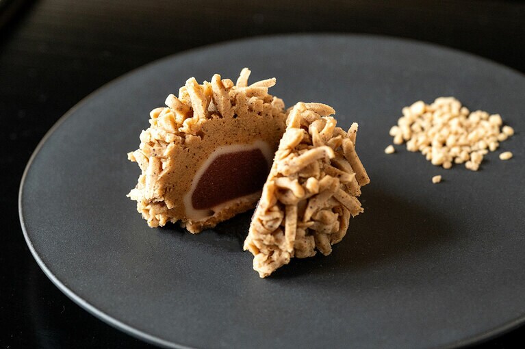 きんとん製「紅香織（こうこうおり）」。飲み物付き2,090円。5月中旬まで。