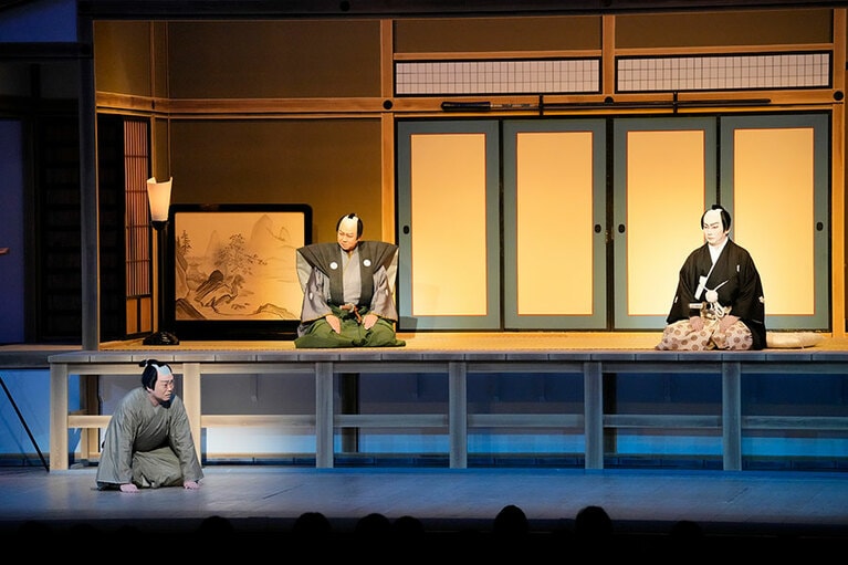 『荒川十太夫』左より：荒川十太夫＝尾上松緑さん、杉田五左衛門＝中村吉之丞さん、松平隠岐守定直＝坂東亀蔵さん(©松竹)。