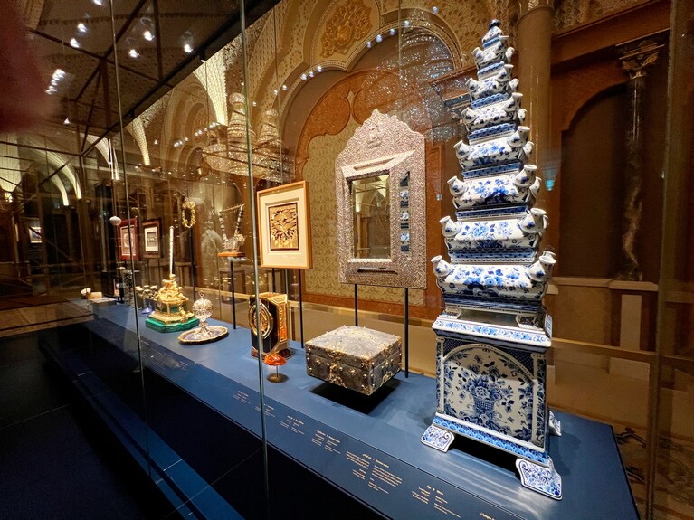 「大統領への寄贈品」は、まるで美術館のよう。手前には、オランダのデルフト焼きのチューリップ用花瓶が展示されている。