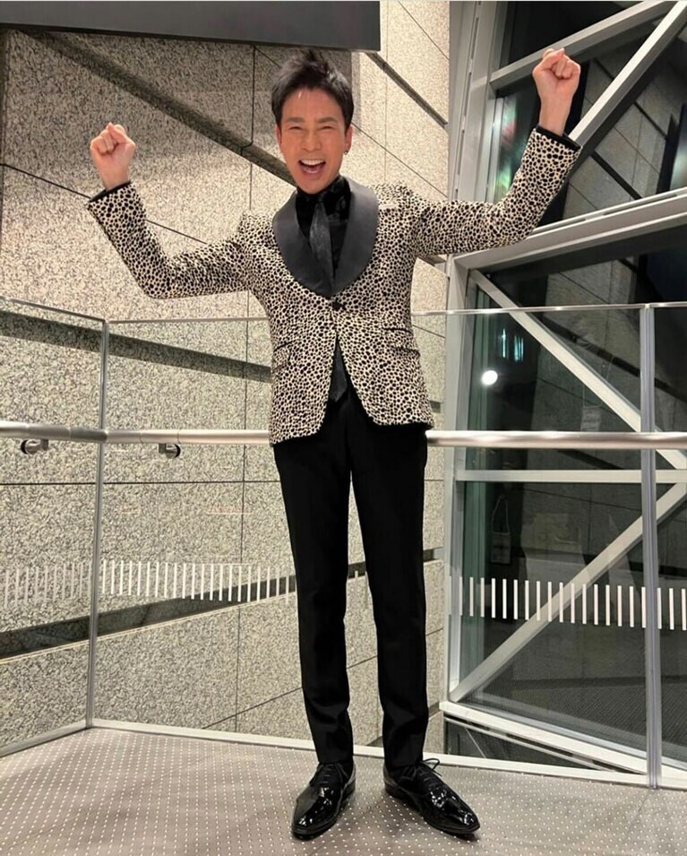 2021年12月31日 郷ひろみ公式インスタグラムより。こんな通路の隅で撮影してもオーラ全開。「どんな場所でもヒロミGOはゴーゴゴー！」だと証明した驚愕の一枚。