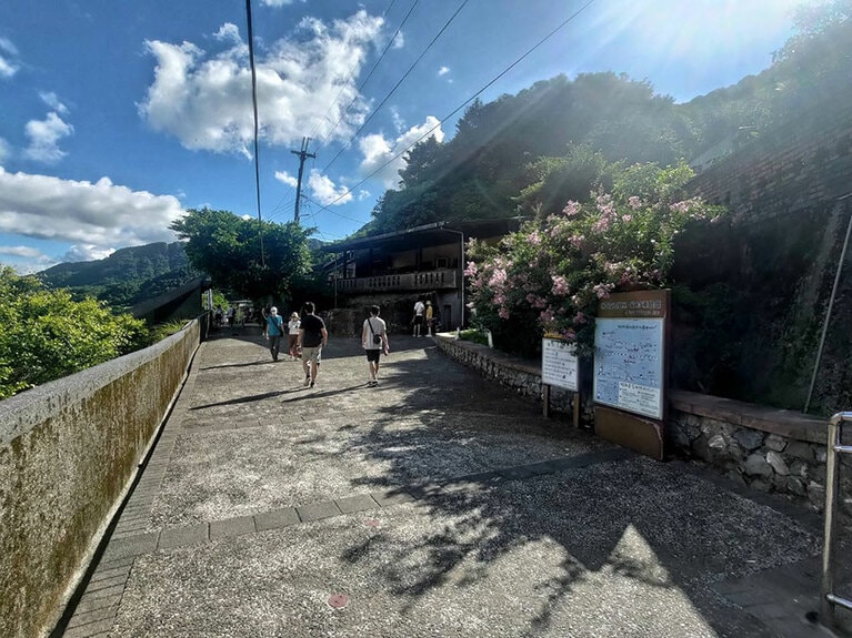 一般の住宅街なので、できるだけ静かに散策しましょう。