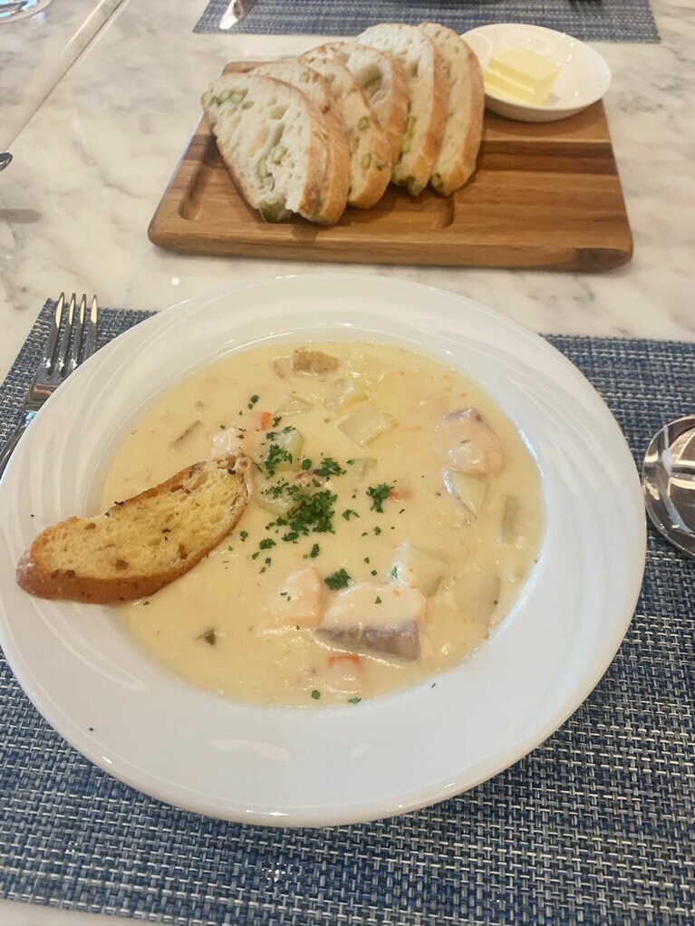 Salmon Chowder(サーモンチャウダー) 12ドル。