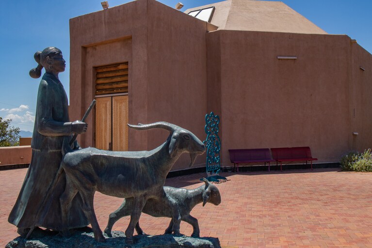 ナバホの伝統的な住宅をモデルにしたアドビ建築も美しいホイールライト・アメリカンインディアン博物館。www.museumhill.net　photo：New Mexico True