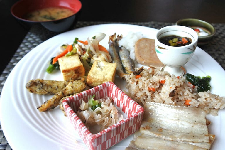 今日の朝食のテーマは“沖縄のあさげ”。沖縄料理でまとめてみました。