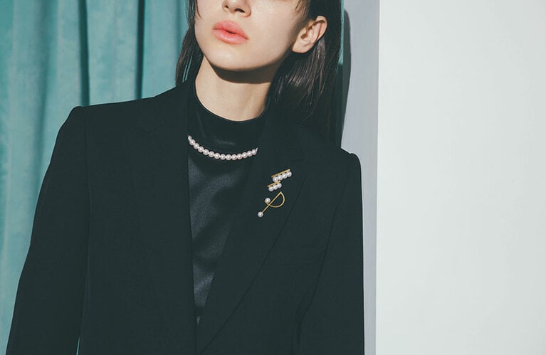 上)「バランス ステップ ブローチB4436」(YG/あこや真珠)462,000円。下)「キネティック ブローチB4442」(YG/あこや真珠)385,000円。