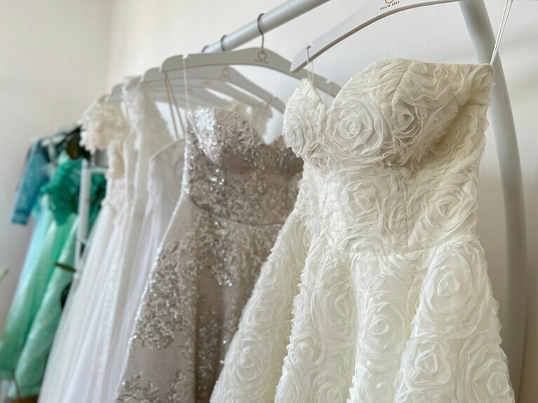 シンプルなシルエットのドレスも、近くで見るとゴージャス！