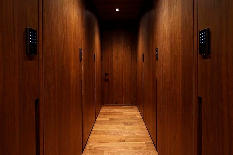 オーナー専用のロッカールーム。滞在しない期間も荷物を保管できます。©KOZO TAKAYAMA