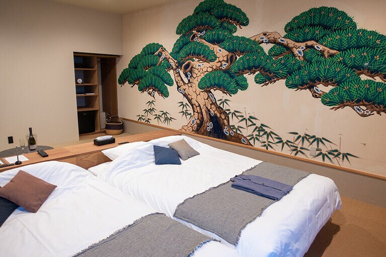 壁一面に松が描かれた満月の部屋。