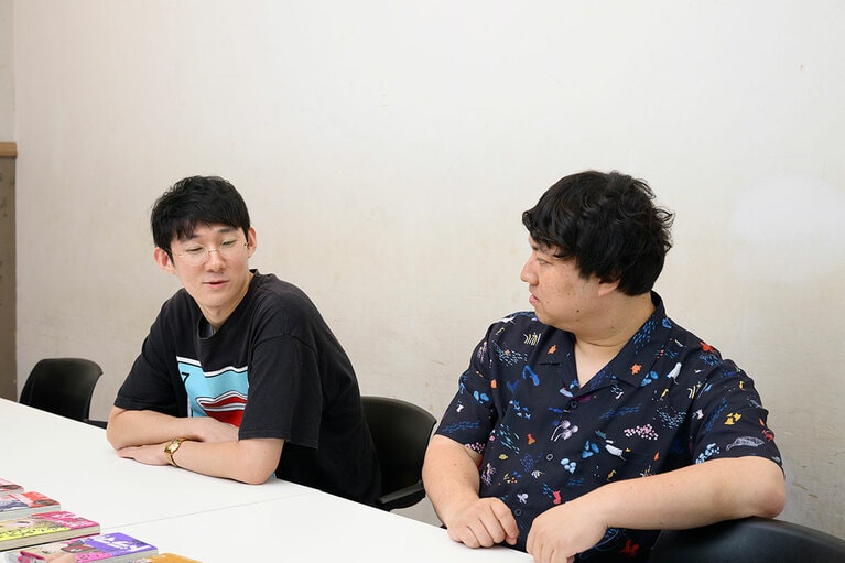 インタビューに答えてくれた、ロングコートダディのおふたり。