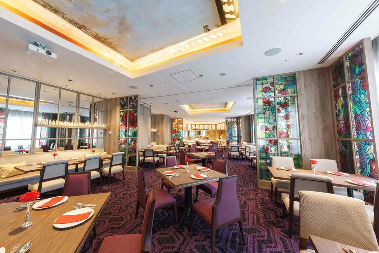 「Gift of Christmas」が楽しめる舞台となるのは、ステンドグラス風の装飾で彩られたホテル2階「ファンタジーダイニング フルール」（写真）、または1階「カフェ ブルック」。