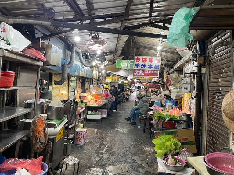 「こんなところに本当にお店があるの？」と思うような場所にこそ、おいしいお店があるのが台湾らしさ。ひるまずに足を踏み入れてみれば、思わぬ一品に出会えるはずです。