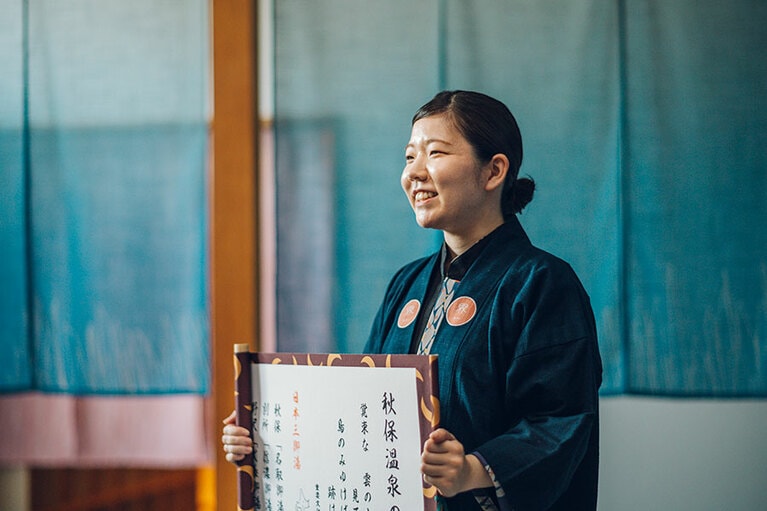 「温泉いろは」では、巻物を使って秋保温泉の歴史や効能を楽しく説明。