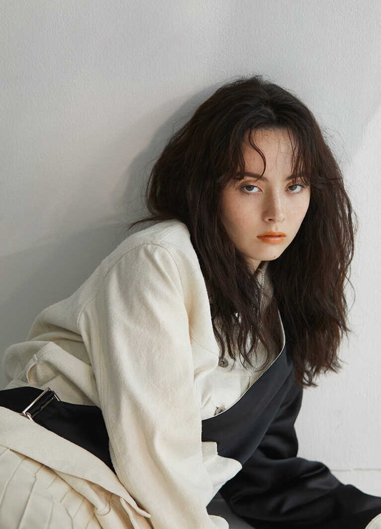 マットとツヤ、暖色と寒色……コントラストが生み出すのは小粋なシルバーがキラリと際立つ、記憶に残るまなざし。