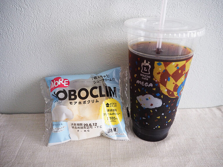 モアホボクリム -ほぼほぼクリームのシュー- 200円、メガアイスコーヒー 267円。