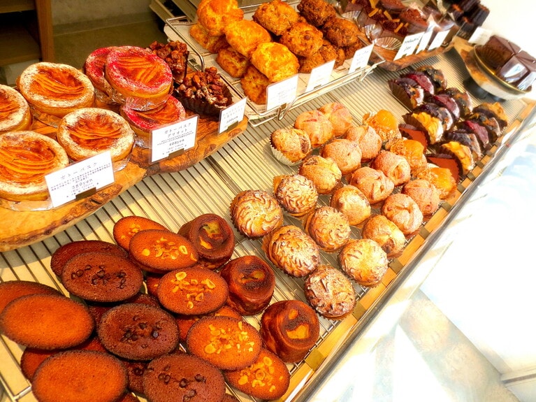 10時の開店に合わせて「朝焼きフィナンシェ」が並び、カウンターは焼き菓子でいっぱいに。