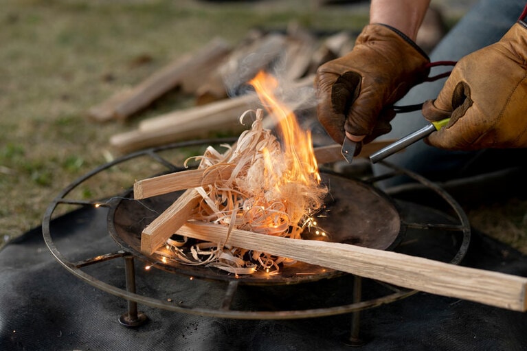 麻紐に火の粉が絡まると、たちまち炎が上がる。