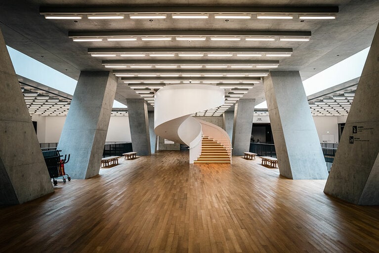 スケール感の大きさが際立つ建物内。