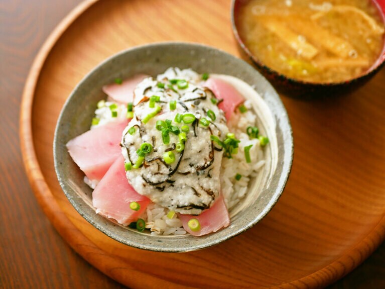 塩昆布とろろのっけ刺身丼。