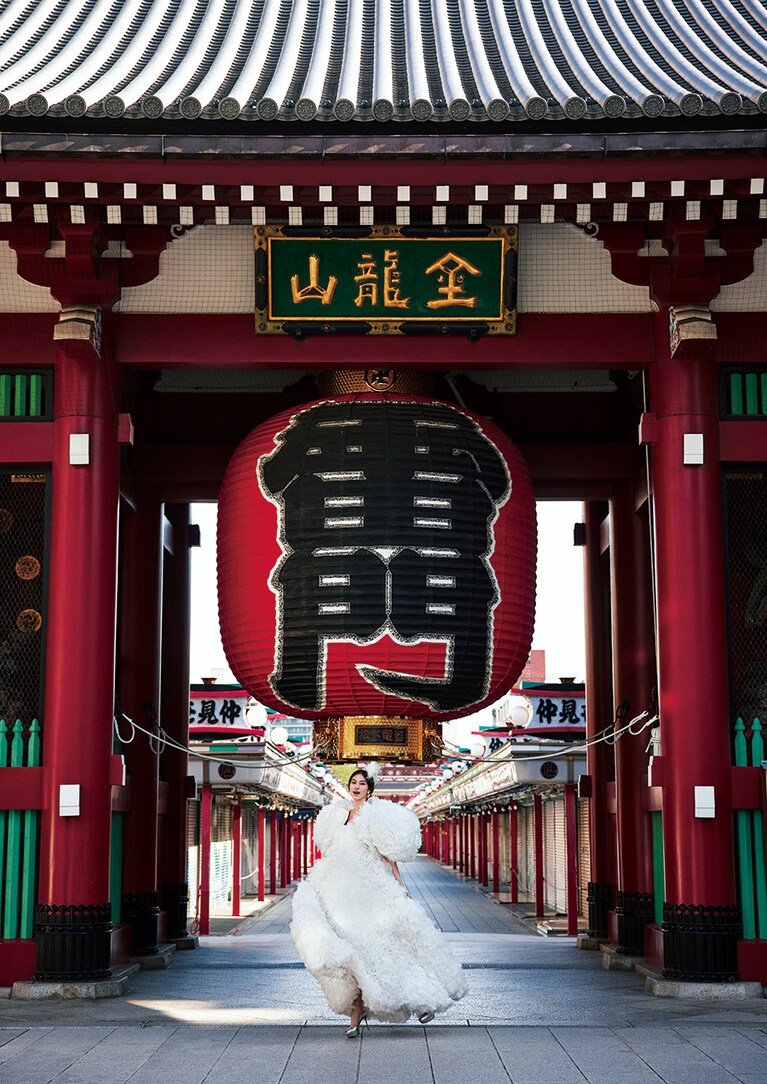 ジャケット 374,000円、ドレス 949,300円／ともにエミリオ・プッチ(エミリオ・プッチ ジャパン)、イヤリング(WG×DIA) 2,323,200円／ブシュロン(ブシュロン クライアントサービス) 、フェザーのヘッドドレス 4,950円(レンタル価格)／ミュームレ バイ スピリット(クリオマリアージュ)、パンプス 124,300円(カスタマイズ価格)／セルジオ ロッシ(セルジオ ロッシ カスタマーサービス)