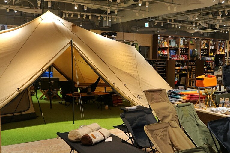 A&Fカントリーのオリジナルテントブランド「サバティカル」。アウトドアブランド「ゼインアーツ」代表の小杉 敬氏がデザインを手がけており、発売の度に即完売を繰り返すほどの人気を誇る。写真はフラッグシップモデルの大型シェルター・スカイパイロット。