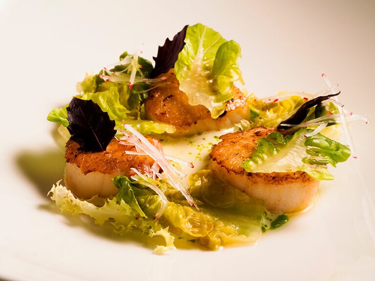 “ホタテとレタスのオリーブオイルソース”。