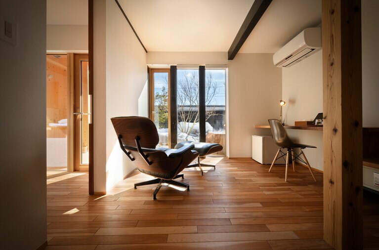 蔵をリノベーションした客室。1Fはリビング、2Fは寝室に。