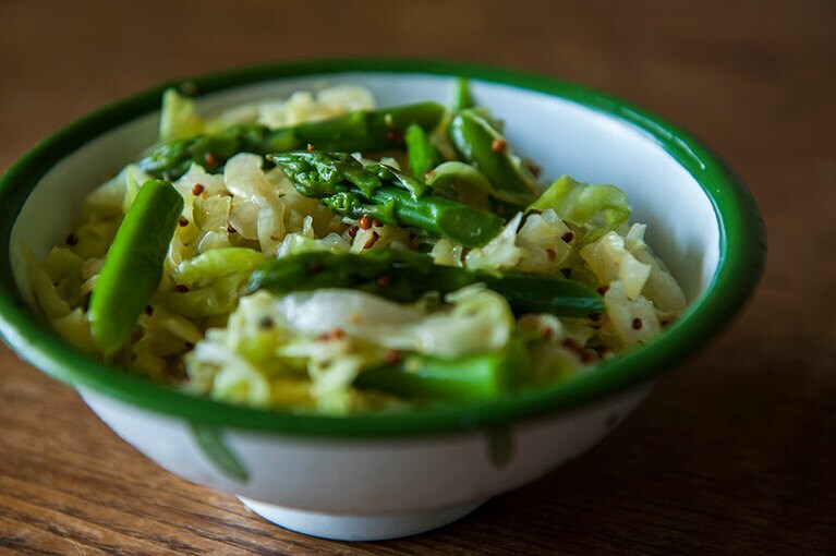 キャベツとアスパラの粒マスタードあえ。