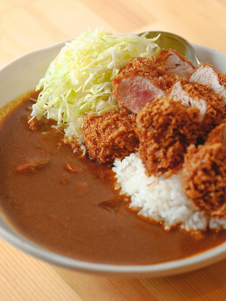 ヒレカツカレー 1,500円。カツはロースと同じく150g。ロースカツカレーと同様ワンプレートに盛り込まれている。しっとりとした味わいで女性に人気。