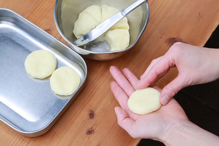8等分にして丸め平たく形を整える。フライパンに太白ゴマ油を入れ、弱めの中火くらいの火加減でじっくりとこんがり焼き上げる。