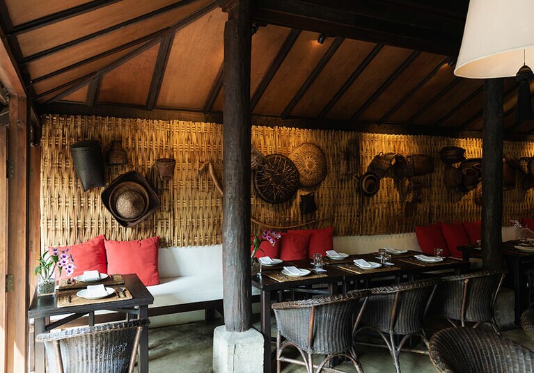 レストランの壁には、懐かしい農具や漁具が。