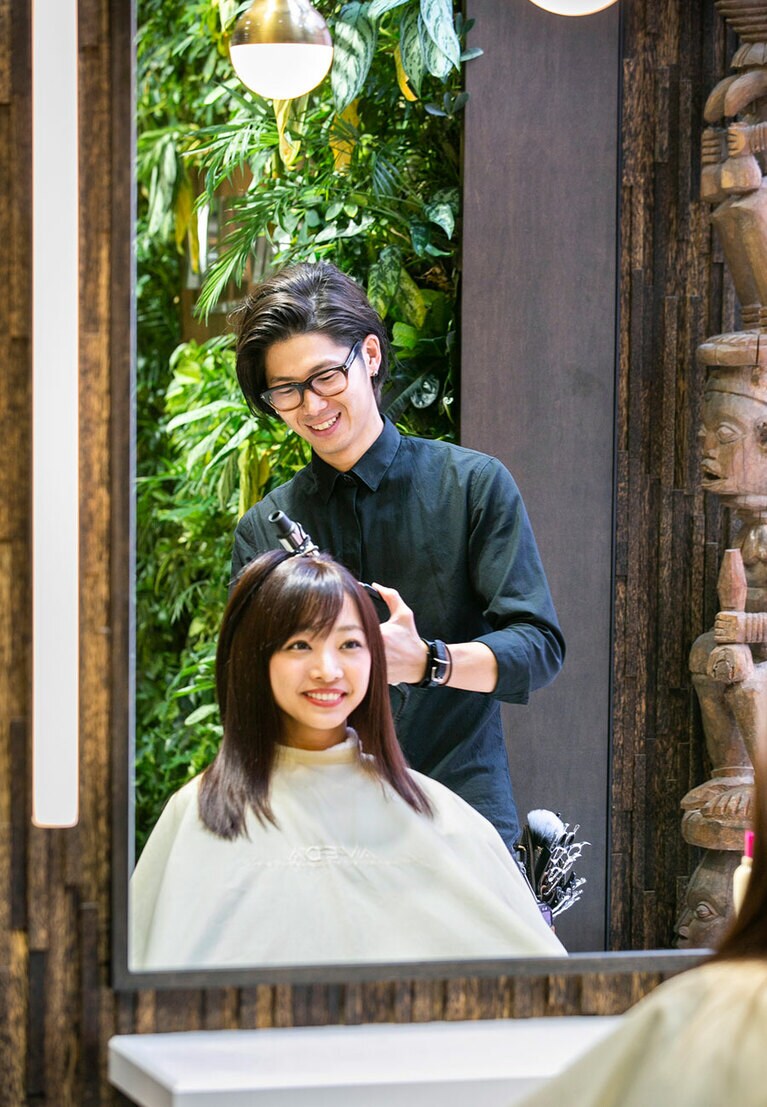 美しいチェリーピンクの輝きを最大限に見せるよう、毛先をふんわりと仕上げたシンプルなスタイリングに。