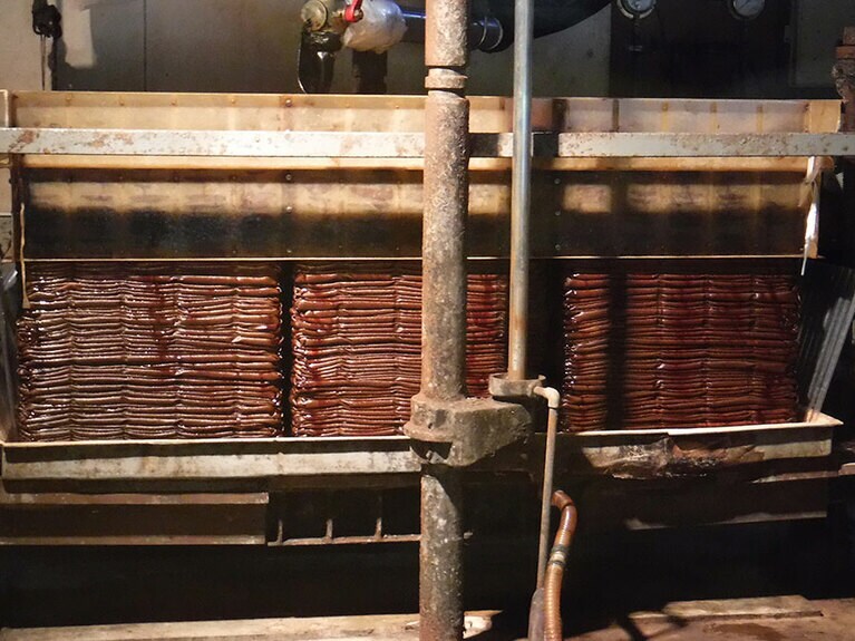 自らの重さのみで、ゆっくり時間をかけて抽出。搾りかすは飼料として再利用。