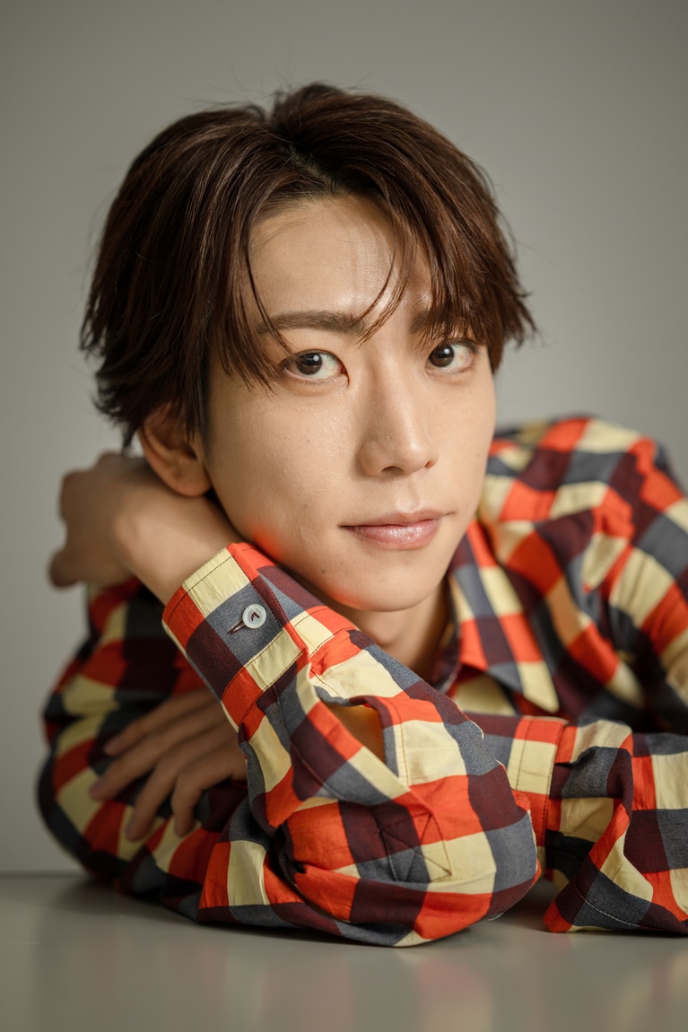 IMP.鈴木大河の“推し肌ケア”は朝晩のミルククレンジング。内側から溢れる美しさの秘訣は日々のメンテナンス