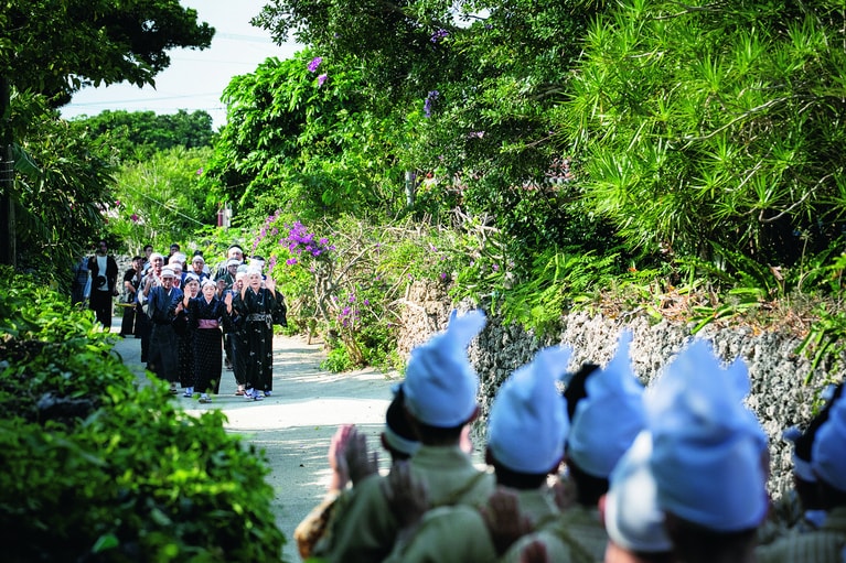 祈願・参詣を終えた島の役職者や古老を世持御嶽（ユームチウタキ）の広場でお迎えする「ンカイ」。