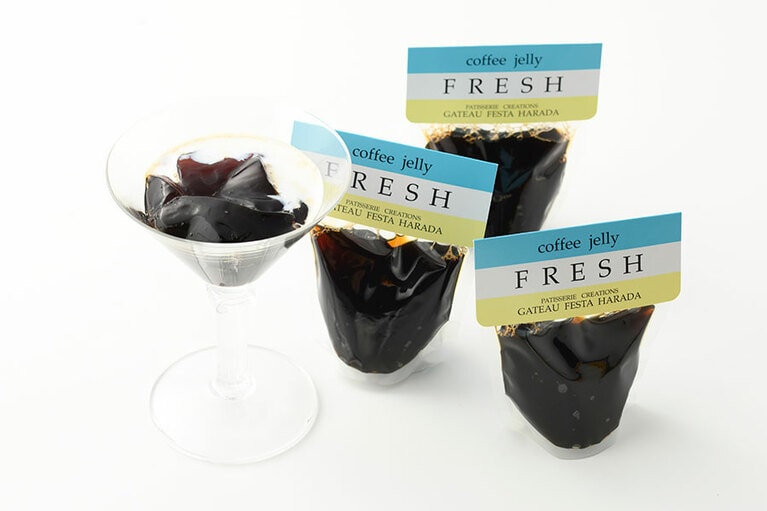 ガトーフェスタ ハラダ「コーヒーゼリー フレッシュ」713円(3個入り)、「オリジナルゼリーグラス」1,320円(1個、箱入り)／群馬県
