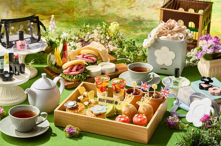 マリークヮント×コートヤード・バイ・マリオット名古屋 コラボーレションアフタヌーンティーのイメージ。1名6,500円（税・サ込）。特典としてマリークヮントコンパクトミラー（ホワイト）がプレゼントに。※オリジナルギフトは予告なく変更になる場合あり