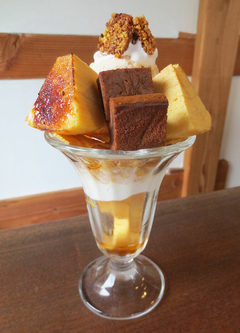 「樹まぐれ”ばぁむパフェ”」 950円。自家製米粉入りぴゅあアイスクリーム、自家製パンナコッタ、ばぁむで作ったフレークとクッキー、キャラメリーゼしたばぁむを盛り込んで。