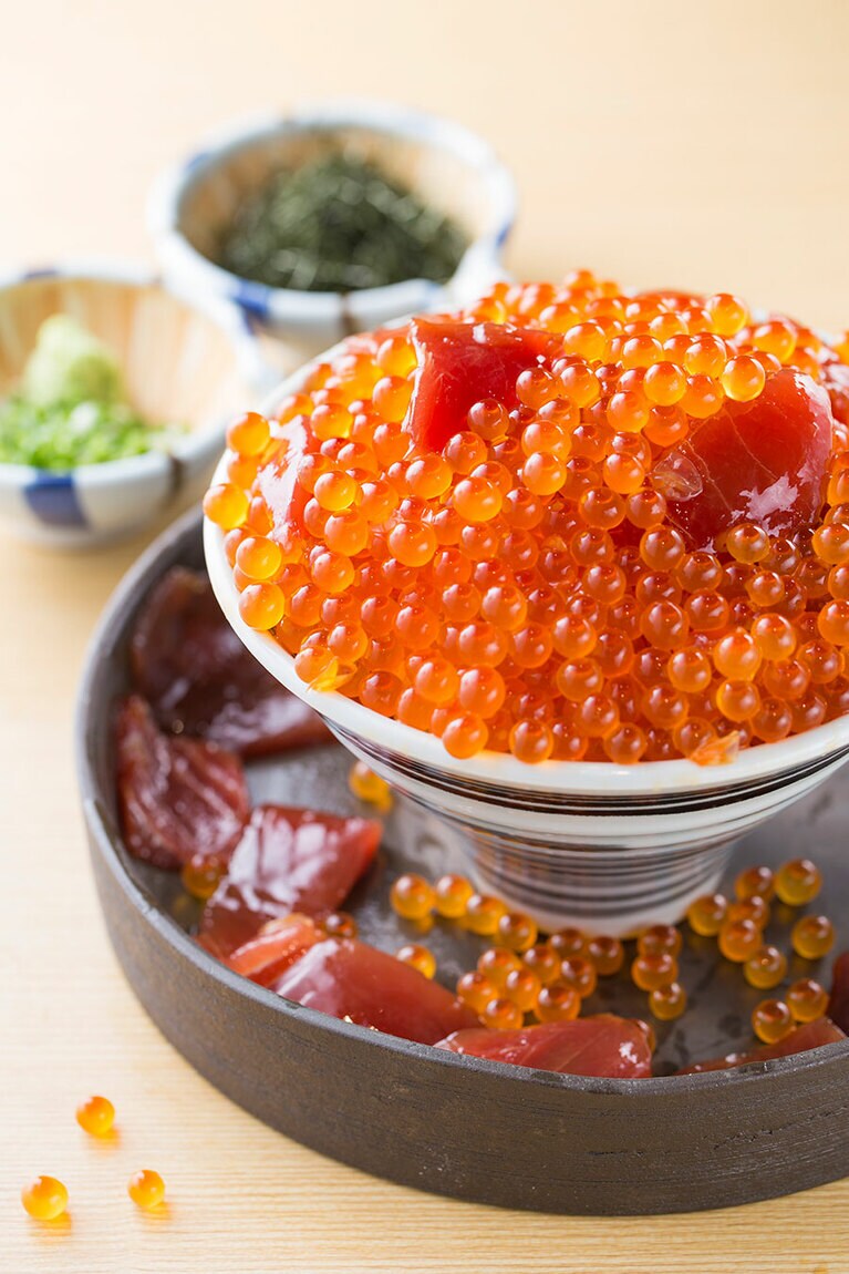 「まぐら落とし飯」3,480円(税込)。食べて美味しいだけでなく、従業員全員の掛け声と共に「まぐら」をたっぷりとご飯に落としてくれるパフォーマンスも楽しみの一つ。